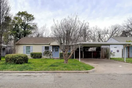 Relax, Snap, and Stream In Style.  Spacious 4 King Bed Room w/Game Room.