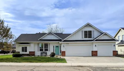Stellar in Star - Spacious 4BR 2.5BA Near Eagle