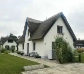"Käptn 9a" thatched-roof villa with 105 sqm, sauna, fireplace, beach chair, double parking space