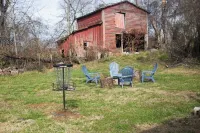 Historic Train House: Spa shower, gas fireplace, disc golf