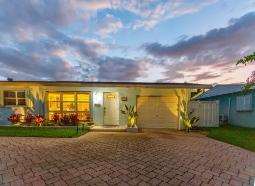 Heated pool & hot tub, one mile from beach!