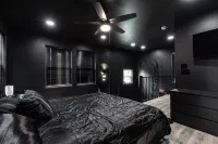 Downtown ~ Hot Tub - Ping Pong - Putting Green - Connect 4 - PAC Man ~ Hotels near Steele Creek Park