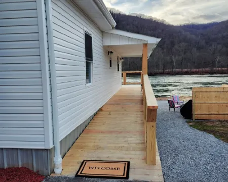 Charming 3 bedroom home on the New River ニュー・リバーのホテル