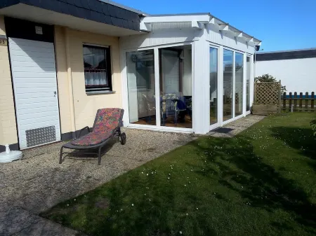 Bungalow 58 sqm, 300 m from the beach and subtropical bathing paradise, WLAN Отели в г. Тоссенс