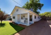 Cozy Home in Old Town on Main St 2BED-2BA Steps away from wine & food! Hotels near Speedway