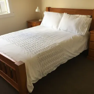 Entire House 3 bedrooms, 5 minute walk to town centre and 1 minute to beach