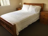 Entire House 3 bedrooms, 5 minute walk to town centre and 1 minute to beach