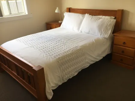 Entire House 3 bedrooms, 5 minute walk to town centre and 1 minute to beach