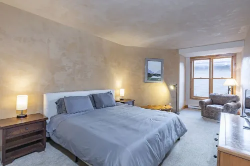 SKI-IN / SKI-OUT 5 BEDROOM, walking distance to everything in town!