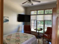 Lakefront hot tub, year round peace, nearby wineries, no close neighbors, beach! Hotels near Napoleon Township Park
