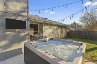 Cozy Updated Home w/ Hot Tub minutes from DFW Airport