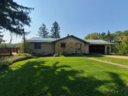 Larsen Farm Secluded Farmhouse with Hotub