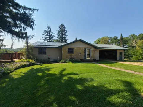 Larsen Farm Secluded Farmhouse with Hotub