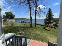 Lakeside 5th Wheel on beautiful Nelson Lake Hotels in Lenroot