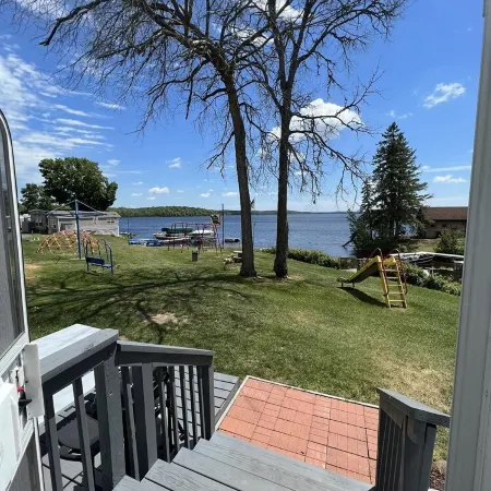 Lakeside 5th Wheel on beautiful Nelson Lake