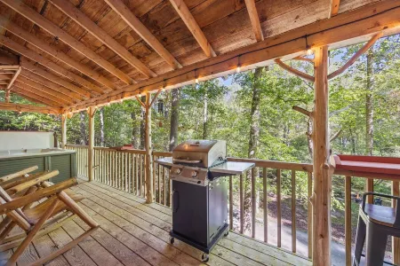 Peaceful Creekside Cabin in Dahlonega, GA with Hot Tub