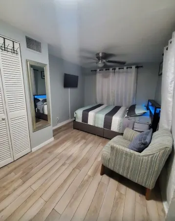 Private Guest Suite close to Hard Rock Stadium / Casino and the beaches Отели в г. Мирамар