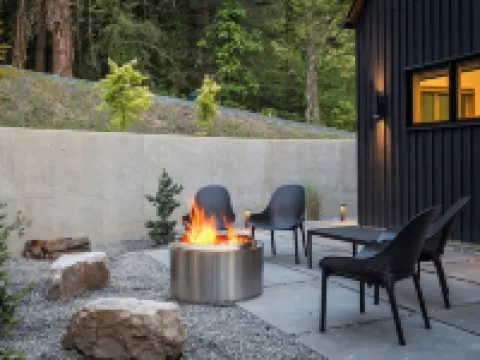 Architect-Designed 3BR Forest Retreat Near Asheville ウィーヴァーヴィルのホテル