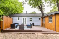 Apache Retreat- 1 mile to OU Campus with Fire Pit のホテル