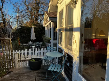 Free standing 1940s Artists Cottage East End near Commercial St. Parking! A/C! Отели рядом с достопримечательностью «Рейс Пойнт Бич»