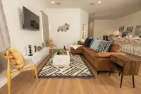 New Chic Mid-Century Modern 3BR Home in Central Mcallen perfect for getaway