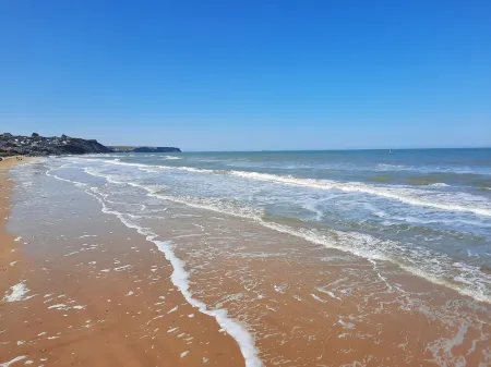 La Rose des Vents" duplex apartment with sea view and Arromanches pontoons