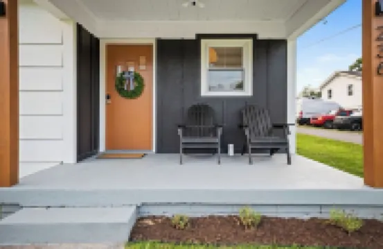 Charming 3-bedroom house with 5 beds, deck, fire pit, and BBQ, minutes from NRG