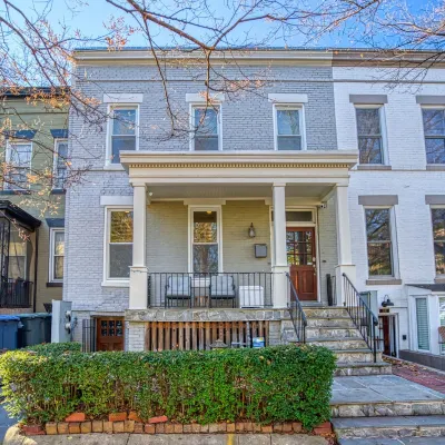 Historic Capitol Hill home near restaurants, shops, public transit, and parks! Hotels in Capitol Hill