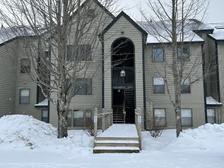 Newly renovated! 3 BR, slopeside Winterplace condo on Okemo Mountain