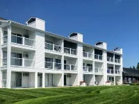 Waterfront Setting w/ Top-Floor Views Overlooking Lake Charlevoix 샤를부아 호텔