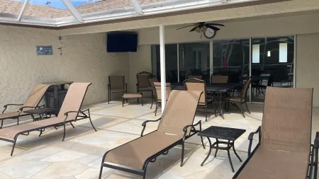 5 Minute Walk to Beach! Walk to Everything!