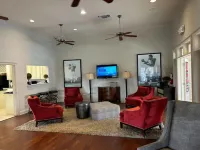 Walking Distance to UA Campus and Stadium at Houndstooth Отели в г. Таскалуса