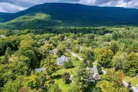 Ski Season or Yearly Rental. Fireplce. Dogs Welcome. Walk to Equinox Pond & Bba.