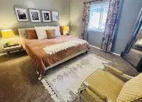 Mountain View Retreat Close to Downtown Flagstaff, Big Deck, Trails Nearby!