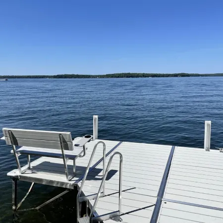 Sandalwood Retreat on Round Lake - Enjoy our screened porch & gorgeous sunsets ￼