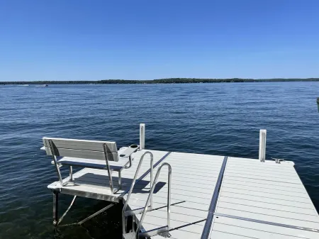 Sandalwood Retreat on Round Lake - Enjoy our screened porch & gorgeous sunsets ￼