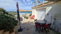 Self-contained 75 m2 apartment on the ground floor of a villa, air-conditioned, seafront