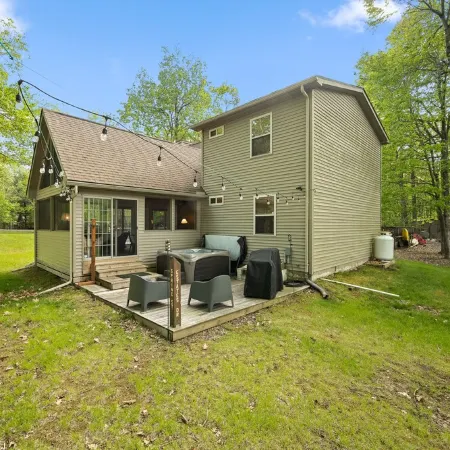 Cozy Chalet Style Home, Walk to Lake Harmony