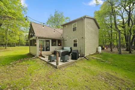 Cozy Chalet Style Home, Walk to Lake Harmony