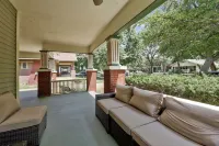 Home by the river, 5 Bedrooms, 5-minute walk to Children Museum, POOL TABLE!
