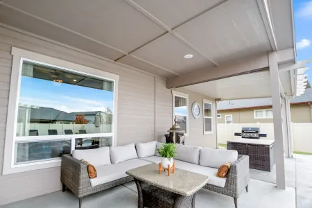 Backyard Bungalow w/ Resort Like Backyard!!!