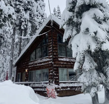 LOCATION! - PETS -  FAST WIFI -  CLOSE TO SKI/BEACH - PELOTON BIKE!