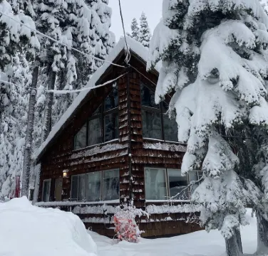 LOCATION! - PETS -  FAST WIFI -  CLOSE TO SKI/BEACH - PELOTON BIKE!