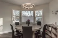 Renovated 3 Bedroom Home with Family Theater Room and Sauna Hotel a Middleboro