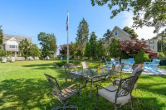 6-bedroom Oasis house in Onset w/ HUGE backyard, Firepit, Wifi, & work desk