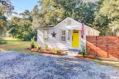 Chic Johns Island Cottage w/ King Bed+Smart TVs!