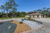 Enchanting 3BR modern house on 2.5 wooded acres in fabulous Naples. AC/WiFi/Pet.