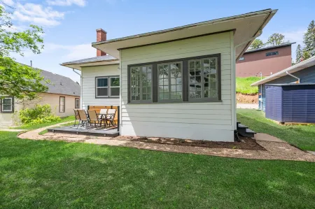 Beautiful Modern/Rustic Cottage in the heart of Lead!!! Отели в г. Лоренс