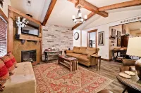 Historic Main St Wooded Bluff & Large Private Deck Luxury Lodging for Up to 6