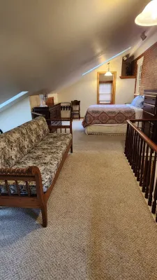 Historic 1840s Lamoreaux House / Modern Addition